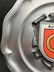 Тарелка декоративная винтажная &quot;Герб Бодерсмайер&quot; / Серия &quot;Геральдика&quot;, яркий декор, олово (95%), 23 см, Германия, 1970-80гг.