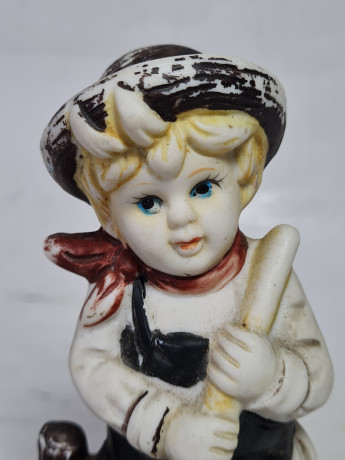 Статуэтка винтажная "Мальчик с метлой", ручная работа, фарфор, 14 см, Тайвань, 1970-80гг.