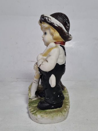 Статуэтка винтажная "Мальчик с метлой", ручная работа, фарфор, 14 см, Тайвань, 1970-80гг.