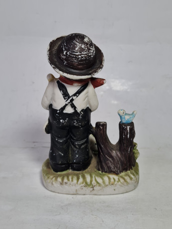 Статуэтка винтажная "Мальчик с метлой", ручная работа, фарфор, 14 см, Тайвань, 1970-80гг.