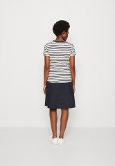 Tommy Hilfiger SLIM GOLD C-NK SS Print T-shirt white/desert sky SLIM GOLD C-NK SS Футболка с принтом белое/пустынное небо