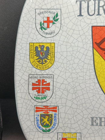 Тарелка декоративная винтажная Im Stil Karlsruhe Majolika "Ассоцияция гимнатики Бадена", сувенирная, квадратной формы, с эффектом кракелюра, фарфор, 30.5 см, Германия, 1974 год.