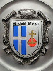 Тарелка декоративная винтажная &quot;Герб Убштадт-Вайхера (1979 г.), Ф.Ботц , Цойтерн&quot; / Серия &quot;Геральдика&quot;, яркий декор, олово (95%), 23 см, Германия, 1979 год.