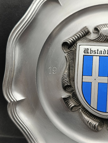 Тарелка декоративная винтажная "Герб Убштадт-Вайхера (1979 г.), Ф.Ботц , Цойтерн" / Серия "Геральдика", яркий декор, олово (95%), 23 см, Германия, 1979 год.