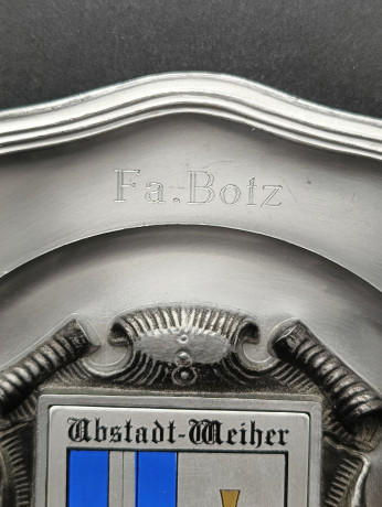 Тарелка декоративная винтажная "Герб Убштадт-Вайхера (1979 г.), Ф.Ботц , Цойтерн" / Серия "Геральдика", яркий декор, олово (95%), 23 см, Германия, 1979 год.