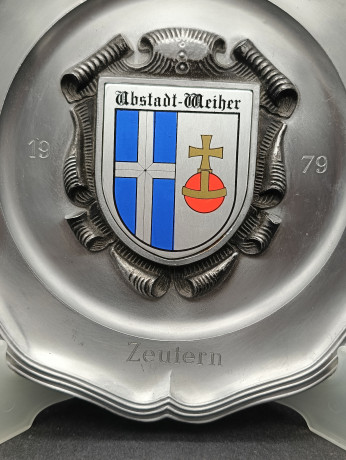 Тарелка декоративная винтажная "Герб Убштадт-Вайхера (1979 г.), Ф.Ботц , Цойтерн" / Серия "Геральдика", яркий декор, олово (95%), 23 см, Германия, 1979 год.