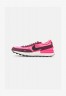 Nike Sportswear WAFFLE ONE Sneaker low hyper pink/black/dark beetroot/sail WAFFLE ONE кроссовки женские низкие гипер-розовый/черный/темно-свекольный/парусный