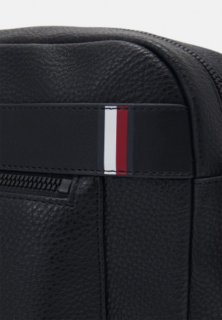 Tommy Hilfiger CENTRAL MESSENGER UNISEX Across body bag black CENTRAL MESSENGER UNISEX Сумка через плечо черный