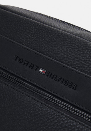 Tommy Hilfiger CENTRAL MESSENGER UNISEX Across body bag black CENTRAL MESSENGER UNISEX Сумка через плечо черный