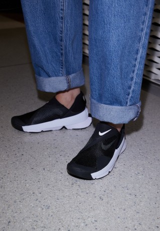 Nike Sportswear GO FLYEASE Sneaker low black/white GO FLYEASE Низкие кроссовки женские черно-белый