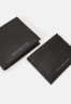Tommy Hilfiger HOLDER & MINI WALLET SET Wallet black НАБОР ДЕРЖАТЕЛЯ И МИНИ-КОШЕЛЬКА Бумажник черный