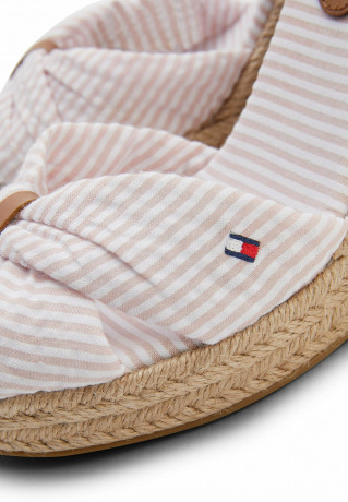 Tommy Hilfiger SEERSUCKER Wedge sandals seersucker soothing pink SEERSUCKER Босоножки на танкетке Сирсакер успокаивающий розовый