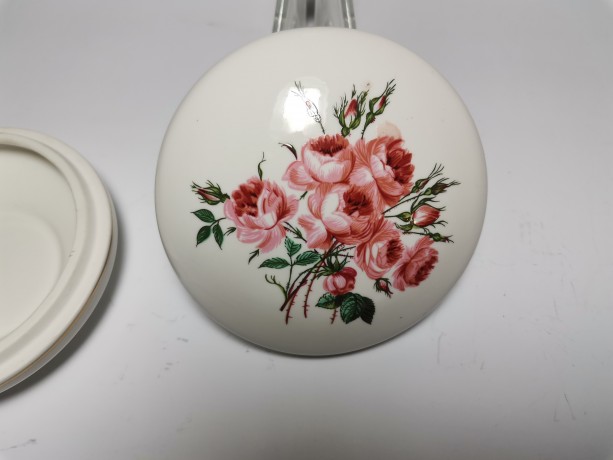 Aquincum Budapest, Аквинкум Будапешт Шкатулка фарфоровая с розовым букетом и  позолоченным ободком, диаметр 10см, Венгрия 1960-65гг. 