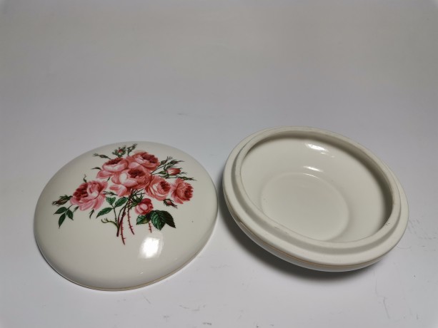 Aquincum Budapest, Аквинкум Будапешт Шкатулка фарфоровая с розовым букетом и  позолоченным ободком, диаметр 10см, Венгрия 1960-65гг. 