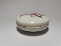 Aquincum Budapest, Аквинкум Будапешт Шкатулка фарфоровая с розовым букетом и  позолоченным ободком, диаметр 10см, Венгрия 1960-65гг. 