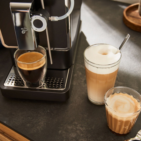 Tchibo Tchibo Kaffeevollautomat Esperto PRO mit One Touch Funktion fur Caffe Crema, Espresso und Milch, One Touch Milk System edelstahlfarben Полностью автоматическая кофемашина Tchibo Esperto PRO с функцией One Touch для приготовления кофе со сливками, э
