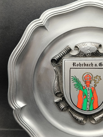 Тарелка декоративная винтажная "Герб общины Рорбах" / Серия "Геральдика", яркий декор, олово (95%), 23 см, Германия, 1970-80гг.