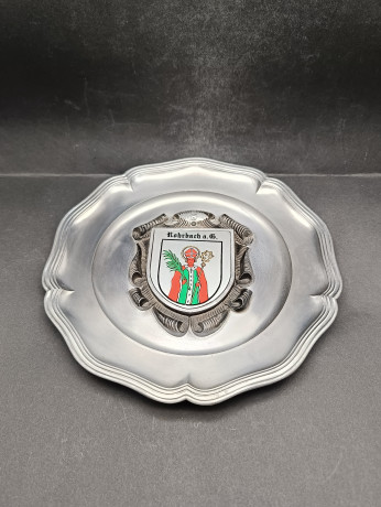 Тарелка декоративная винтажная "Герб общины Рорбах" / Серия "Геральдика", яркий декор, олово (95%), 23 см, Германия, 1970-80гг.