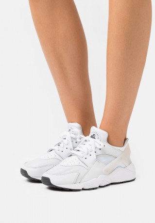 Nike Sportswear W AIR HUARACHE STYLE Sneaker low pure platinum/football grey/barely green/white/dark smoke grey W AIR HUARACHE STYLE Низкие кроссовки женские чистая платина/серый футбольный мяч/зеленоватый/белый/темно-дымчатый серый