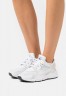 Nike Sportswear W AIR HUARACHE STYLE Sneaker low pure platinum/football grey/barely green/white/dark smoke grey W AIR HUARACHE STYLE Низкие кроссовки женские чистая платина/серый футбольный мяч/зеленоватый/белый/темно-дымчатый серый