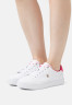 Tommy Hilfiger ELEVATED ESSENTIAL COURT  Trainers white/bright cerise pink ПОВЫШЕННЫЙ ESSENTIAL COURT Кроссовки белый/ярко-вишнево-розовый