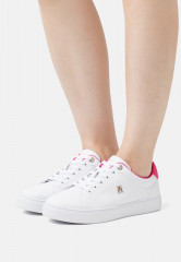 Tommy Hilfiger ELEVATED ESSENTIAL COURT Trainers white/bright cerise pink ПОВЫШЕННЫЙ ESSENTIAL COURT Кроссовки белый/ярко-вишнево-розовый