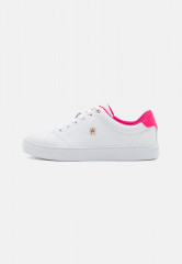 Tommy Hilfiger ELEVATED ESSENTIAL COURT Trainers white/bright cerise pink ПОВЫШЕННЫЙ ESSENTIAL COURT Кроссовки белый/ярко-вишнево-розовый