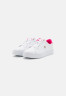 Tommy Hilfiger ELEVATED ESSENTIAL COURT  Trainers white/bright cerise pink ПОВЫШЕННЫЙ ESSENTIAL COURT Кроссовки белый/ярко-вишнево-розовый