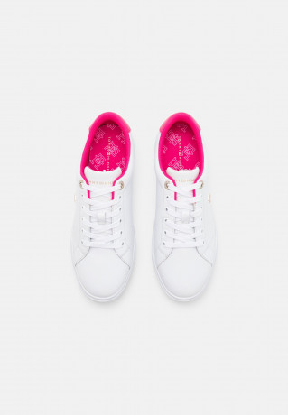 Tommy Hilfiger ELEVATED ESSENTIAL COURT  Trainers white/bright cerise pink ПОВЫШЕННЫЙ ESSENTIAL COURT Кроссовки белый/ярко-вишнево-розовый