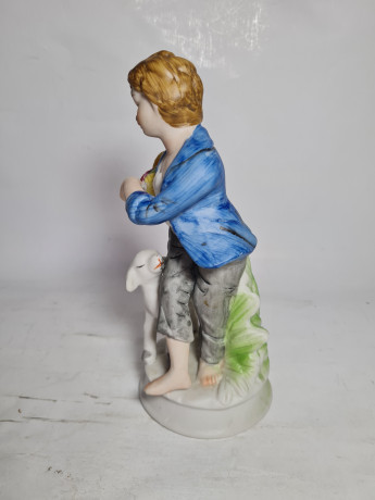 Статуэтка винтажная Marks & Rosenfeld "Мальчик с овечкой", фарфор, 19 см, Германия, 1960-70гг.
