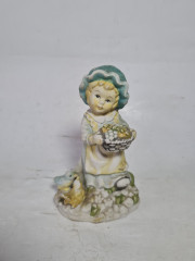 Статуэтка винтажная Im Stil Furstenberg &quot;Девочка с корзиной фруктов и птичками&quot;, фарфор, 13 см, Германия, 1960-70гг.