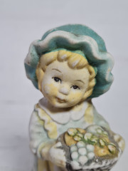 Статуэтка винтажная Im Stil Furstenberg &quot;Девочка с корзиной фруктов и птичками&quot;, фарфор, 13 см, Германия, 1960-70гг.