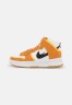 Nike Sportswear DUNK HIGH UP Sneaker high sail/rush maroon/sunset/pink glaze/university gold/light brown DUNK HIGH UP Высокие кроссовки женские парус/порыв темно-бордовый/закат/розовая глазурь/университетское золото/светло-коричневый