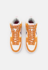 Nike Sportswear DUNK HIGH UP Sneaker high sail/rush maroon/sunset/pink glaze/university gold/light brown DUNK HIGH UP Высокие кроссовки женские парус/порыв темно-бордовый/закат/розовая глазурь/университетское золото/светло-коричневый