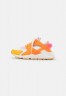 Nike Sportswear HUARACHE Sneaker low summit white/hyper pink/solar flare/soft pink/sail/kumquat HUARACHE Низкие кроссовки женские вершина белого/гипер-розовый/солнечный блик/нежно-розовый/парус/кумкват