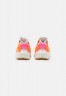 Nike Sportswear HUARACHE Sneaker low summit white/hyper pink/solar flare/soft pink/sail/kumquat HUARACHE Низкие кроссовки женские вершина белого/гипер-розовый/солнечный блик/нежно-розовый/парус/кумкват