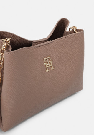 Tommy Hilfiger Across body bag oat milk Сумка через плечо овсяное молоко