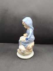 Статуэтка винтажная Goebel &quot;Девочка с гусем&quot;, фарфор, 18 х 9 см, Германия, 1960-70гг.