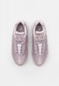 Nike Sportswear AIR MAX 95 Sneaker low barely rose/plum chalk/silver lilac/summit white AIR MAX 95 низкие кроссовки женские еле-розовый/сливовый мел/серебристо-сиреневый/вершинно-белый
