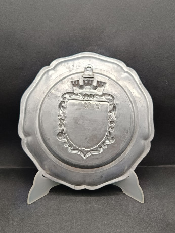 Тарелка декоративная винтажная "Герб Оденхайма" / Серия "Геральдика", яркий декор, олово (95%), 23 см, Германия, 1970-80гг.