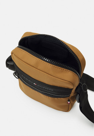 Tommy Hilfiger HORIZON MINI REPORTER UNISEX Across body bag desert khaki HORIZON MINI REPORTER UNISEX Сумка через плечо пустыня хаки