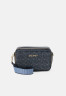 Tommy Hilfiger ICONIC CAMERA BAG MONO Camera bag desert sky ICONIC CAMERA BAG MONO Сумка для фотокамеры небо пустыни