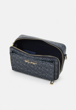 Tommy Hilfiger ICONIC CAMERA BAG MONO Camera bag desert sky ICONIC CAMERA BAG MONO Сумка для фотокамеры небо пустыни