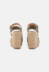 Tommy Hilfiger HIGH WEDGE  Wedge sandals woodridge HIGH WEDGE Сандалии на танкетке Вудридж