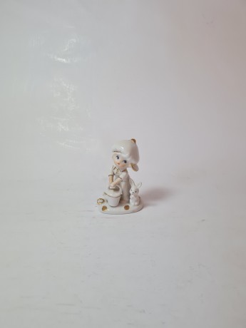 Peach Elegance Фарфоровая статуэтка с позолотой "Мальчик в белой кепке с лейкой и кроликом", ручная роспись, 8см x 5см, Тайвань, 1960-70гг. 
