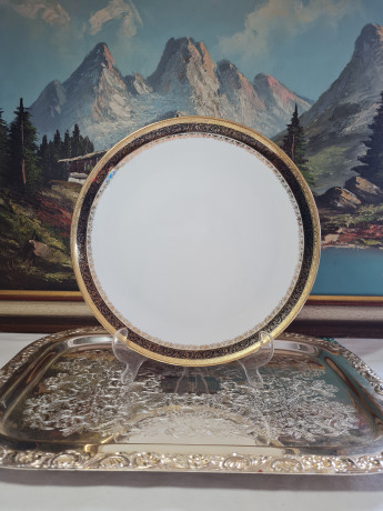 Neuerer Qualitatporzellan Bavaria Белая фарфоровая тарелка с золотым декором и темно-синей окантовкой, 26,5 x 3 см, Германия, 1960-70гг.