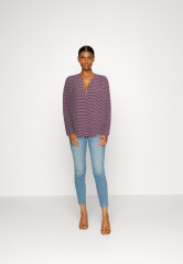 Tommy Hilfiger GEO V NECK BLOUSE Blouse red БЛУЗКА С V-ОБРАЗНЫМ ВЫРЕЗОМ GEO Блузка красный