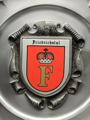Тарелка декоративная винтажная &quot;Герб города Фридрихсталь&quot; / Серия &quot;Геральдика&quot;, яркий декор, олово (95%), 23 см, Германия, 1981 год.