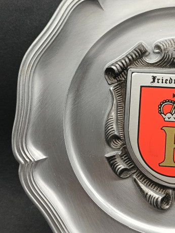 Тарелка декоративная винтажная "Герб города Фридрихсталь" / Серия "Геральдика", яркий декор, олово (95%), 23 см, Германия, 1981 год.