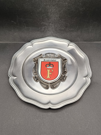 Тарелка декоративная винтажная "Герб города Фридрихсталь" / Серия "Геральдика", яркий декор, олово (95%), 23 см, Германия, 1981 год.